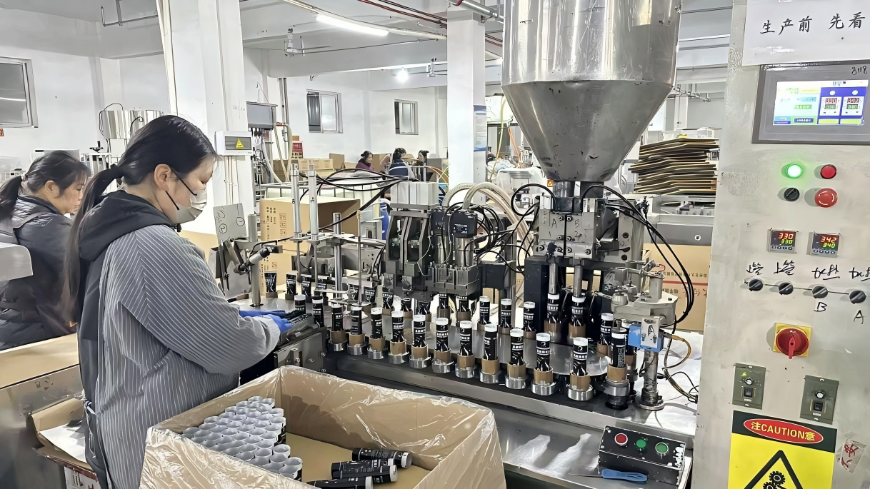 Jiaozuo Daan filling line and production staff